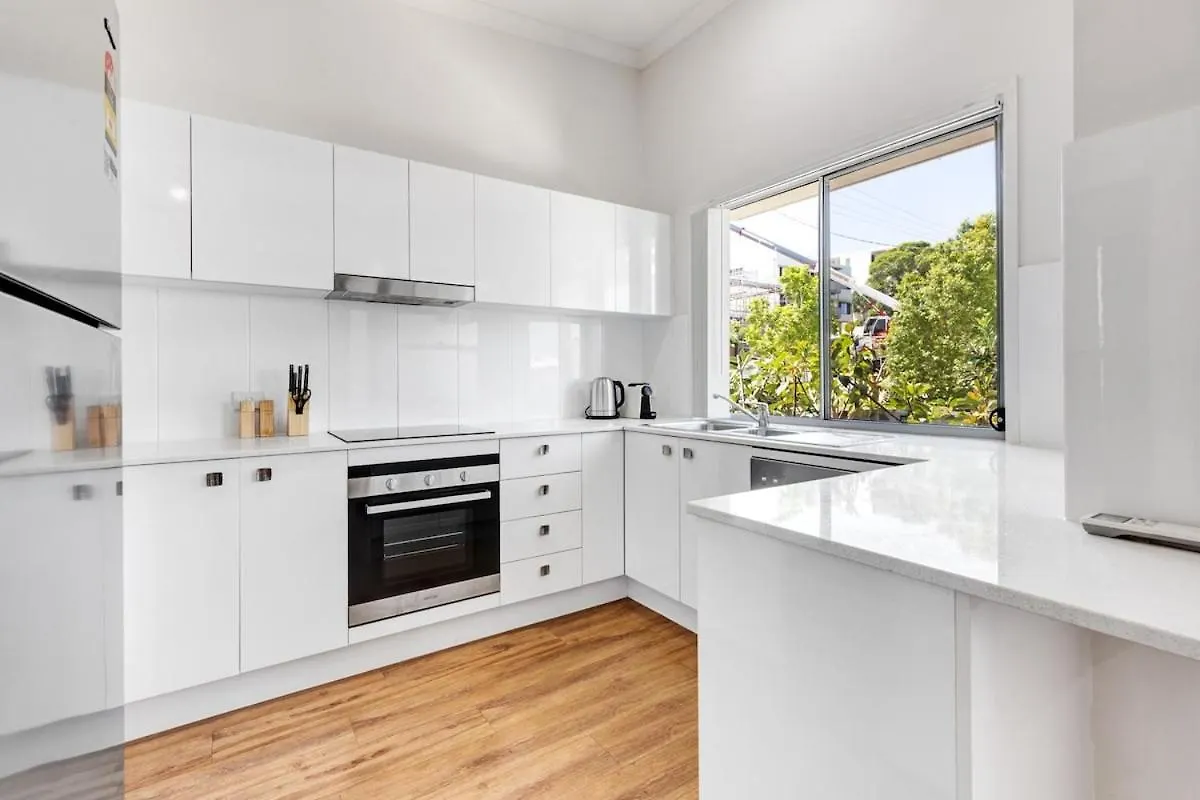 Marj12- Stylish And Spacious Mooloolaba Apartment